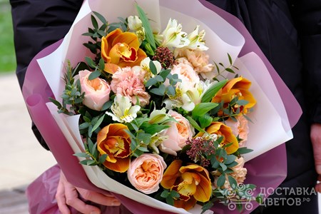 Букет из пионовидных роз и орхидей "Габриэль"